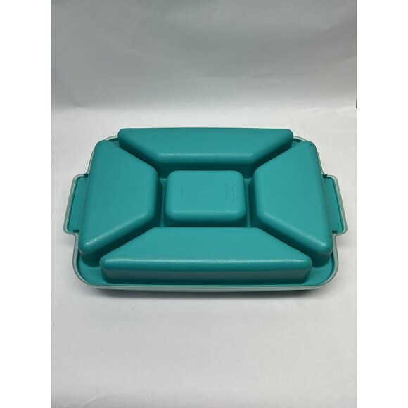 Rubbermaid Servin Saver #0833 5 Compartment Serving Container With Lid - Used - Picture 4 of 6